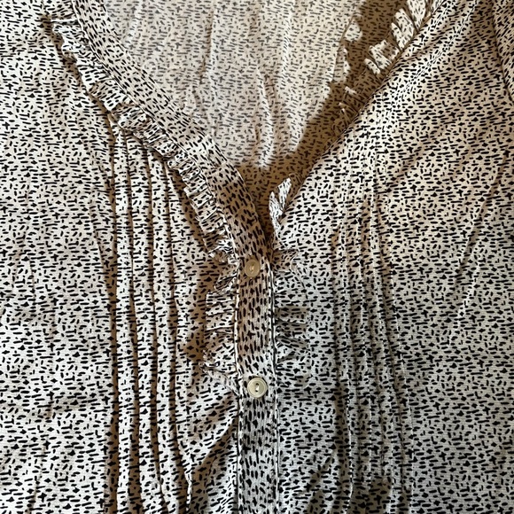 Cute work top. Very lightweight - Picture 2 of 2